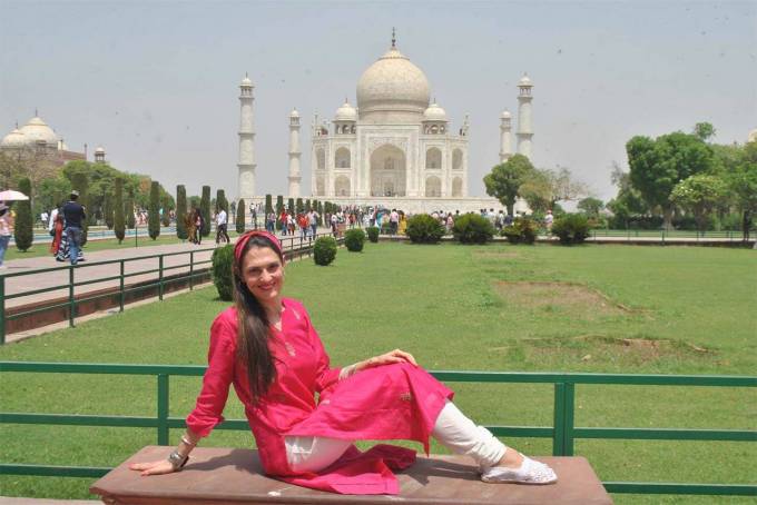 Discover the Magic of the Taj Mahal with Guided Tours by Hello India Tour Europe