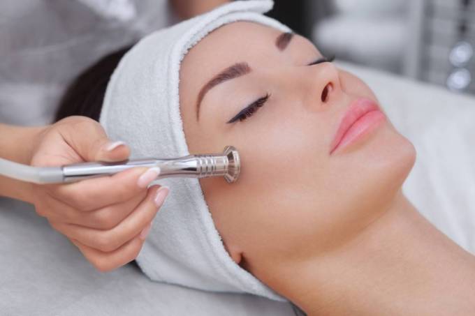 Does microdermabrasion help with enlarged pores?