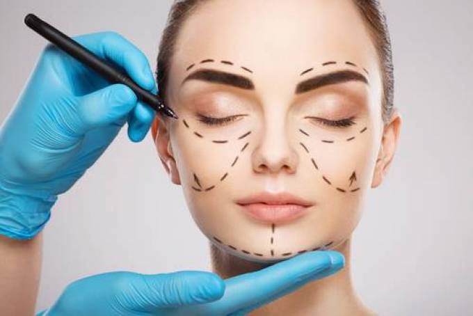 Can a Plastic Surgeon Fix Facelift Scars?